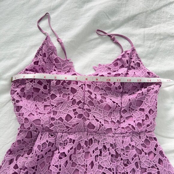 Lilac lace dress - Picture 4 of 9